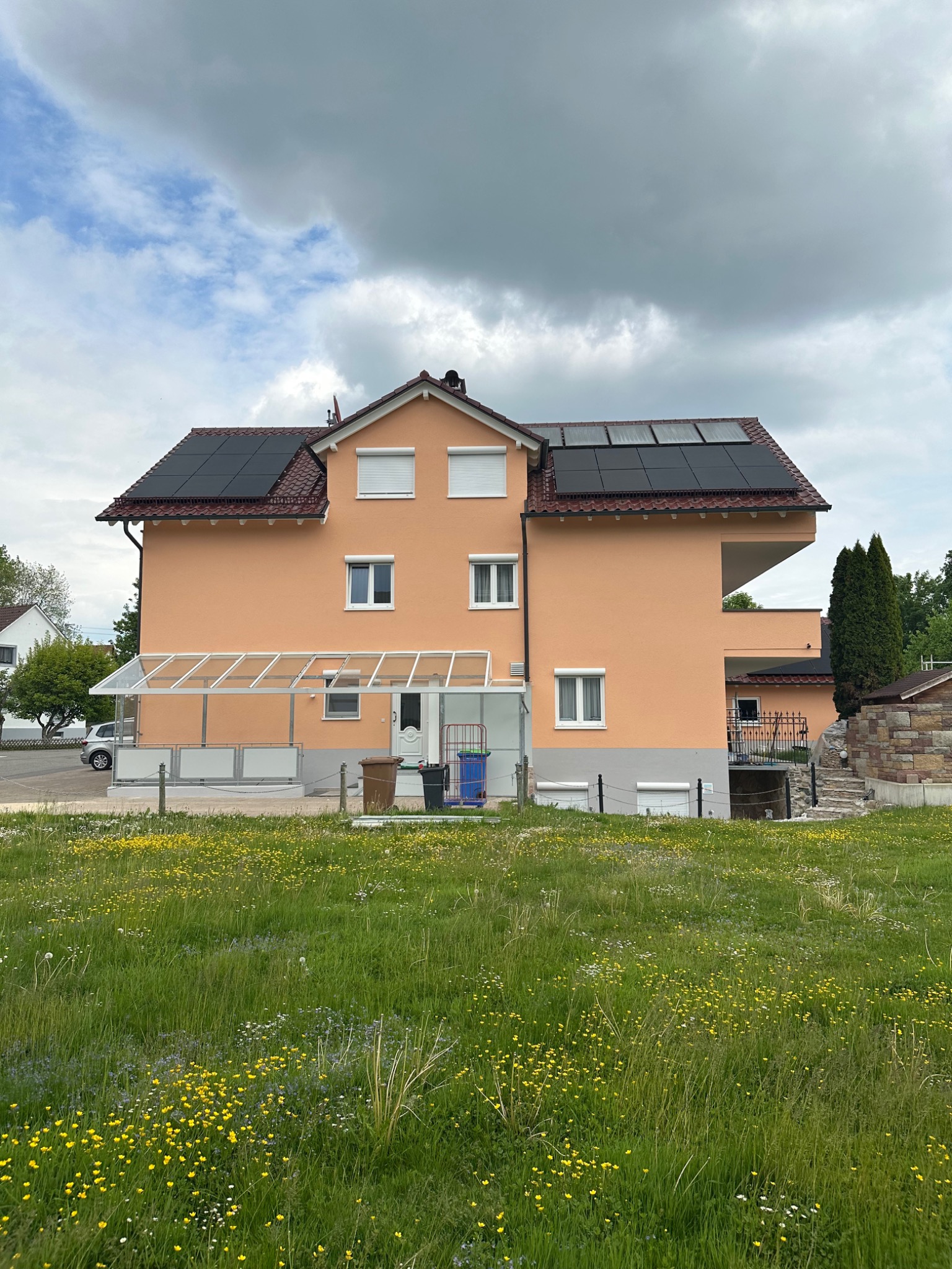 Wohngebäude mit Photovoltaik auf beiden Dachflächen neben der Gaube